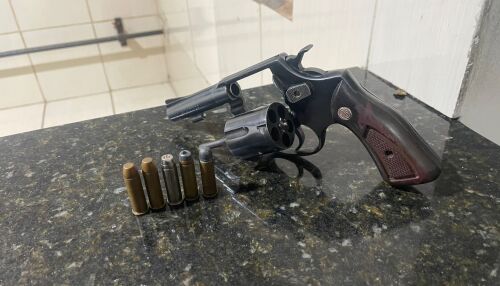 Homem cai de telhado durante fuga e é preso com revólver no Jd. Gonzaga