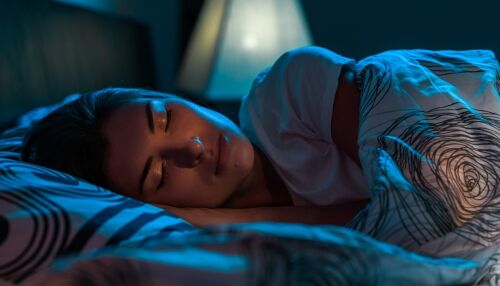 Dormir só à noite ou tirar cochilos ao longo do dia, o que é melhor para a saúde? USP responde