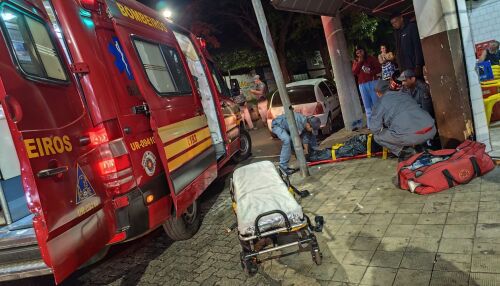 Colisão entre carro e moto deixa entregador ferido no Boa Vista 