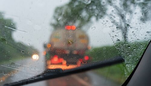 Eixo SP alerta motoristas sobre riscos da desatenção em dias de chuva