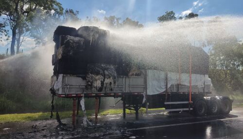 Caminhão carregado com algodão pega fogo e interdita pista da Washington Luís