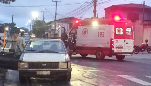 Colisão entre carro e moto deixa homem ferido no Cruzeiro do Sul