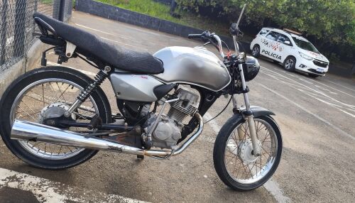 Moto sem placa é localizada e jovem é detido após tentativa de fuga 