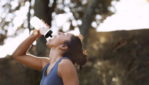 Dengue deve afetar até 1,8 milhão de brasileiros em 2026. Confira seis dicas para se manter hidratado