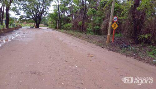 Moradores do Aracê Santo Antônio reclamam de buracos e descarte irregular de entulho nas ruas