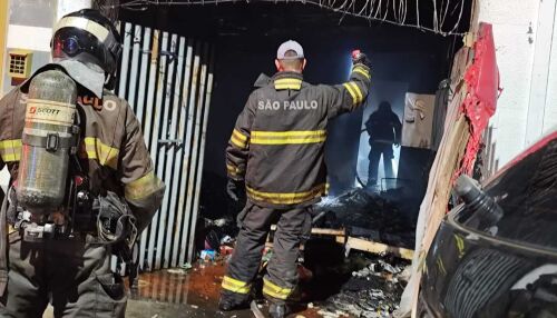 Incêndio atinge garagem repleta de materiais recicláveis na Vila Nery