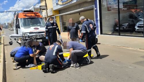 Motociclista fica ferido após bater em porta de carro na Avenida São Carlos