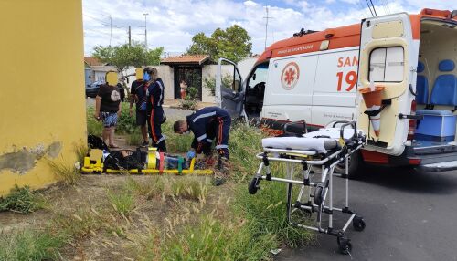 Colisão entre carro e moto deixa motociclista ferido na Vila Carmem