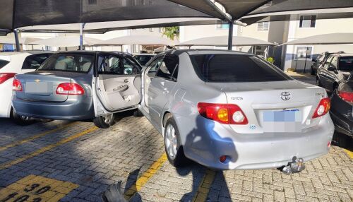 Mulher passa mal ao volante e colide contra quatro veículos em condomínio na região do shopping