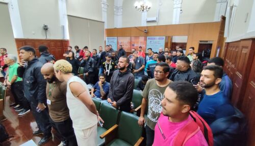 Motoboys protestam na Câmara de São Carlos contra lei que regulamenta a profissão