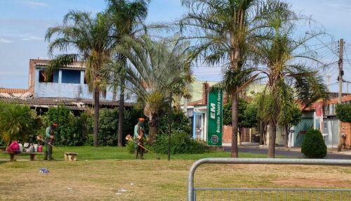 Prefeitura de Ibaté intensifica limpeza e roçagem no Jardim Cruzado 