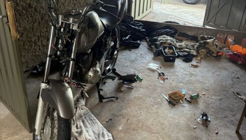 Motocicleta furtada é encontrada desmontada em garagem