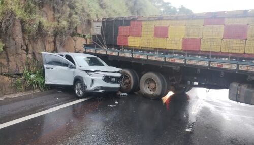 Colisão entre carreta e automóvel é registrada na Washington Luís