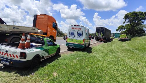 Acidente traseiro entre caminhão e carro é registrado na Rodovia Washington Luís