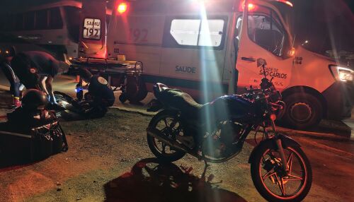 Casal de motociclistas fica ferido após queda em alça de acesso da Washington Luís