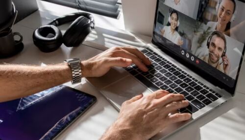 Quase 40% dos brasileiros consideram trabalho híbrido ou remoto decisivo para a carreira até 2030