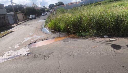 Moradores denunciam buracos em vias do bairro Ipê Mirim
