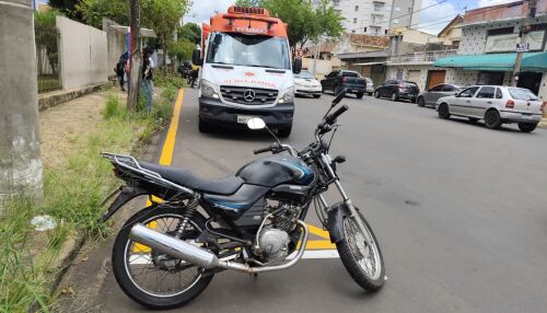 Pai e filha ficam feridos em colisão entre moto e carro de agente de trânsito na Vila Prado