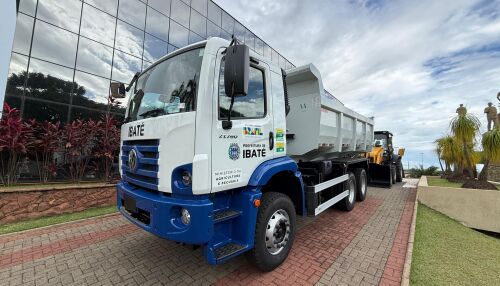 Ibaté amplia frota de serviços públicos com caminhão e retroescavadeira