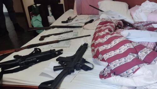 Criminosos rendem caseiro e roubam dez armas de fogo em sítio às margens da SP-215, em São Carlos