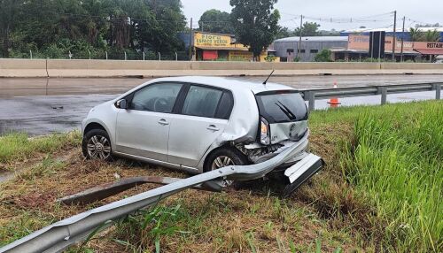 Aquaplanagem provoca acidente na SP-318 em São Carlos