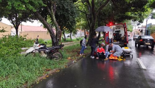 Motociclista sofre queda ao passar sobre faixa de pedestres molhada