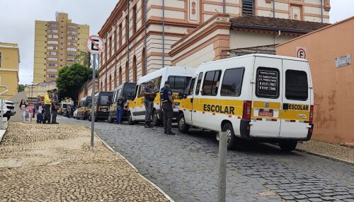 Fiscalização em vans escolares é realizada em frente a escolas na manhã desta quarta-feira