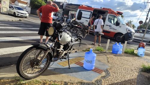 Motoboy fica ferido após colisão e motorista foge sem prestar socorro na Vila Prado