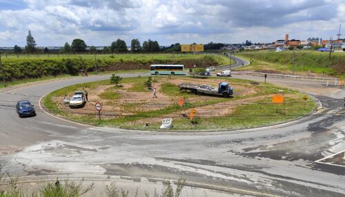 Caminhão derruba carga de cimento na rotatória do Santa Felícia e causa congestionamento