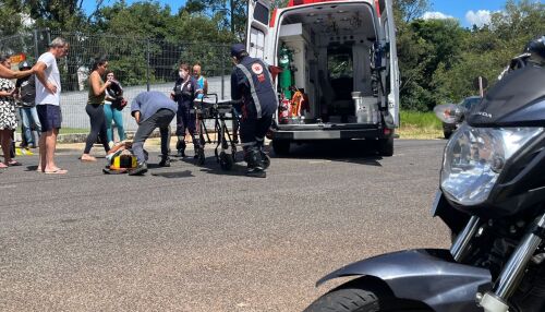 Motociclista fica ferido após colisão na região do Shopping Passeio São Carlos
