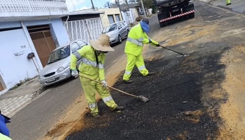 Prefeitura realiza reparos no asfalto e atende moradores do bairro Popular