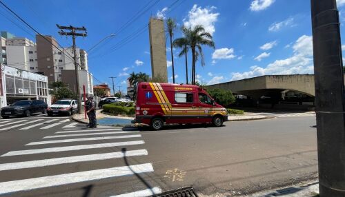 Motociclista fica ferido após colisão com carro em cruzamento próximo à rodoviária