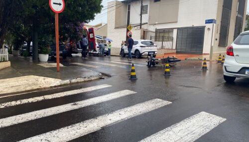 Motociclista fica ferida após colisão com carro no Centro de São Carlos