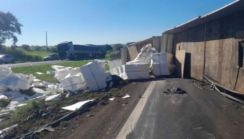 Carreta tomba após ser fechada por caminhão na SP-310