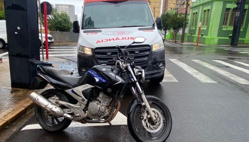 Motociclista fratura o braço após queda e atropelamento na região central