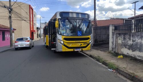 Colisão entre ônibus e carro é registrada na Vila Costa do Sol