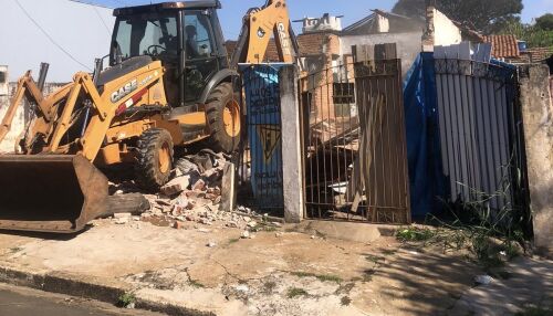 Prefeitura demole imóvel abandonado na Vila Prado após denúncias de moradores