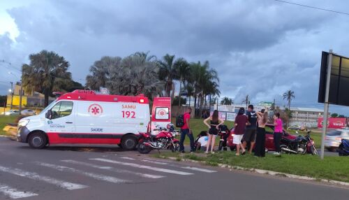 Colisão entre moto e carro deixa mulher ferida na Avenida Getúlio Vargas