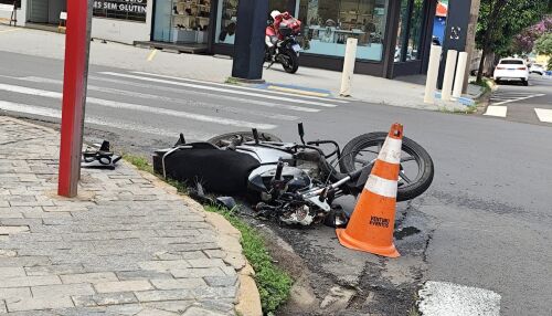Motociclista se envolve em acidente no Centro de São Carlos