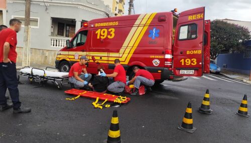 Queda de motociclista deixa mulher ferida na Rua Larga