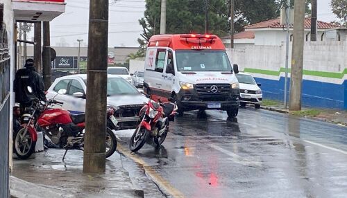 Motociclista fica ferido após colisão com carro na Vila Nery