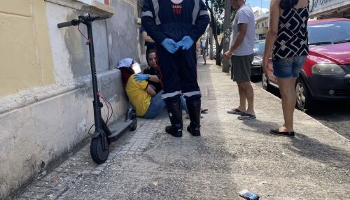 Jovem fica ferido após colisão entre patinete elétrico e carro em São Carlos
