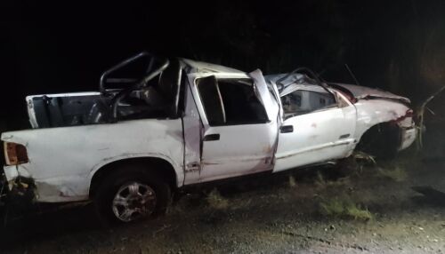 Motorista morre após utilitário bater em defensa e capotar na SP-197 