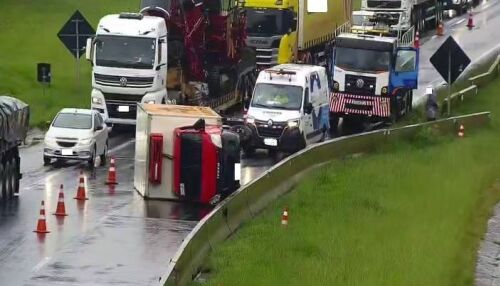 Caminhão tomba na Washington Luís