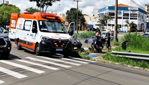 Motociclista fica ferida após colisão na rotatória do Kartódromo