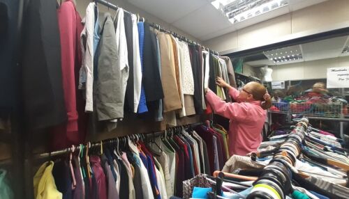 Igreja realiza bazar com peças a partir de R$ 0,50 no Jacobucci