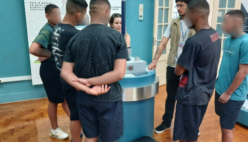 Jovens da Fundação CASA têm dia de aprendizado no centro científico da USP em São Carlos