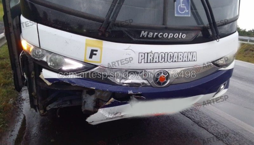 Carro perde controle após derramamento de carga e é atingido por ônibus na Washington Luís