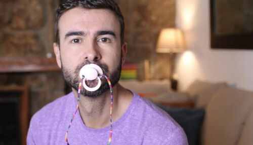 Chupeta 'antiestresse' vira moda entre adultos e preocupa especialistas