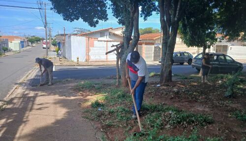 Igreja promove limpeza de praça no Jardim Beatriz e realiza culto com sopão gratuito